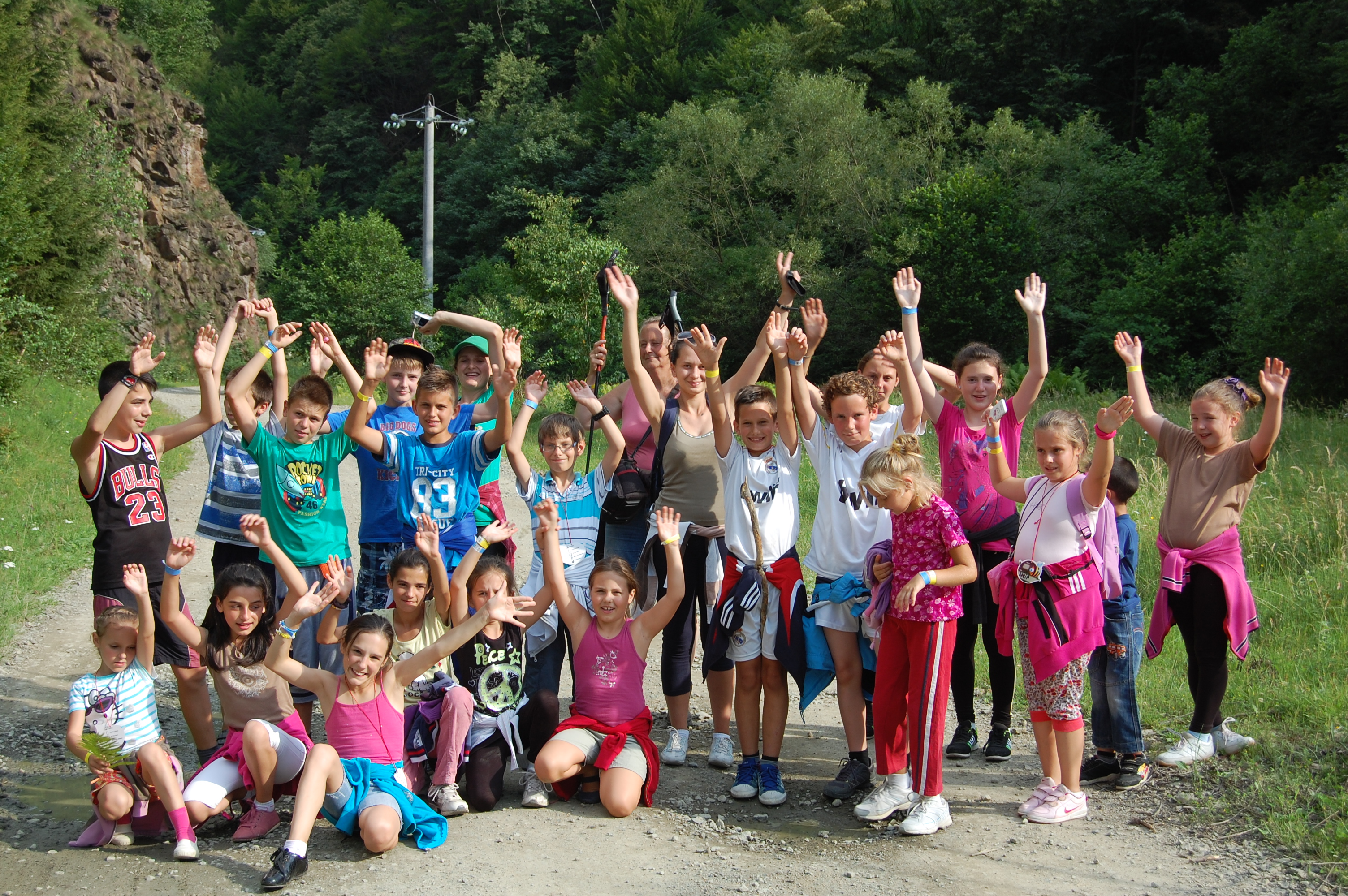 Kinderen luisteren naar een verhaal in Roemeni